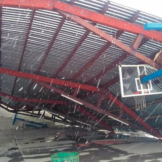 En al menos cinco municipios de Sonora se reportaron las nevadas más intensas por la tormenta invernal y el frente frío número 40, lo que ha ocasionado daños a la infraestructura educativa, como en el caso del techo de las canchas en la primaria José Joaq