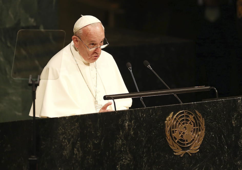 Estos siete libros ayudan a entender las ideas y reflexiones del único Papa que entré en funciones con su antecesor aun en vida | EFE/EPA/Matt Campbell