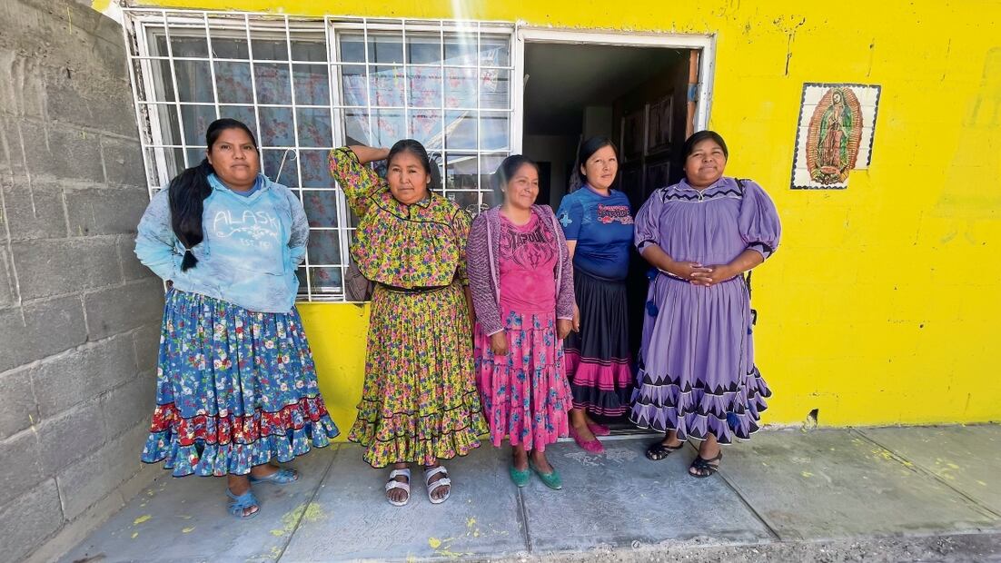 Al menos 5 mujeres rarámuri confeccionan prendas típicas de su comunidad, con lo que buscan seguir con sus tradiciones. Foto: Paola Gamboa