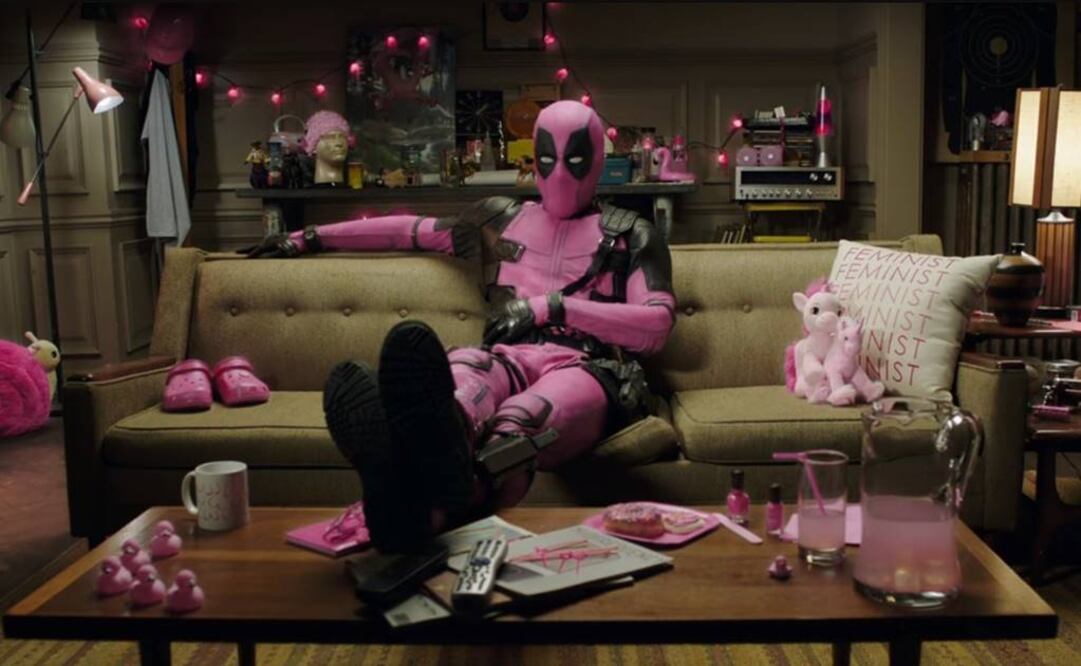 "Te estarás preguntando, por qué llevo un traje rosa", comenta Deadpool. Foto: Especial 