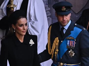 Estas son las joyas que usaron Kate y Meghan en homenaje a Isabel II: broches de la reina y aretes de Lady Di