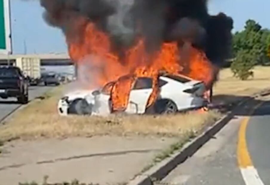 Extraños salvan a conductor de morir incendiado dentro de su coche