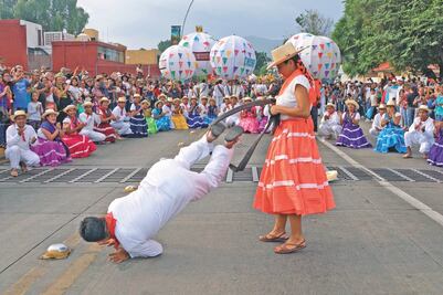 Chocan en festejos por la Guelaguetza 
