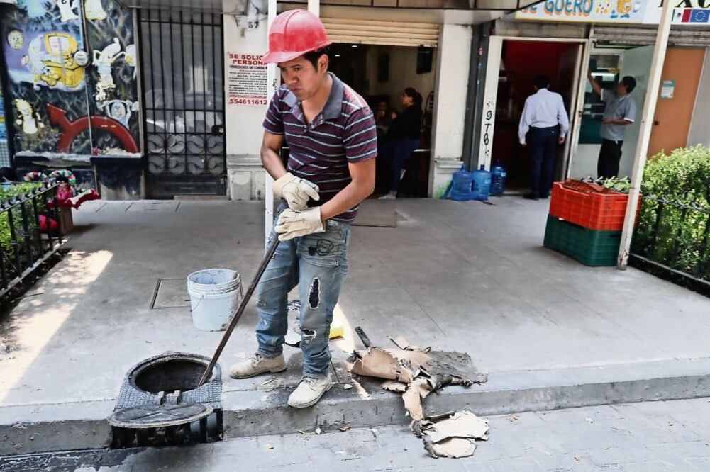 Pendientes. En la calle Amberes hay muchos pendientes, como baches en la carpeta asfáltica, coladeras destapadas y pintura en baquetas y señalizaciones. BERENICE FREGOSO. EL UNIVERSAL