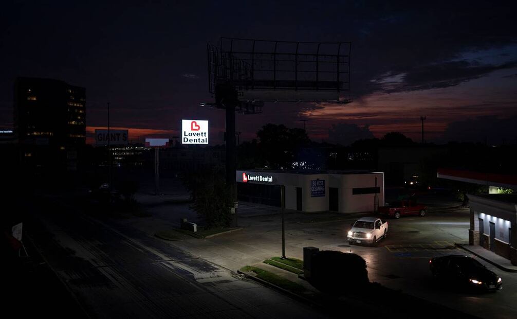 Los automóviles navegan en la oscuridad ya que muchas farolas todavía están sin energía el 11 de julio de 2024 en Houston. Foto: AFP