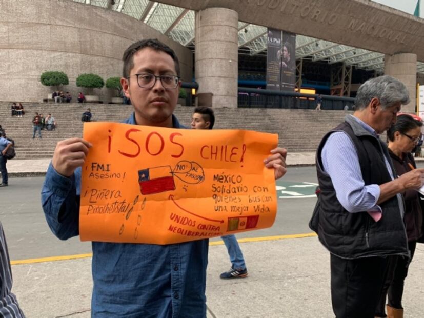 Manifestantes se solidarizan con Chile y protestan en la Ciudad de México 
