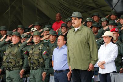 Maduro pide a militares "aceitar" fusiles frente a "amenazas" de EU