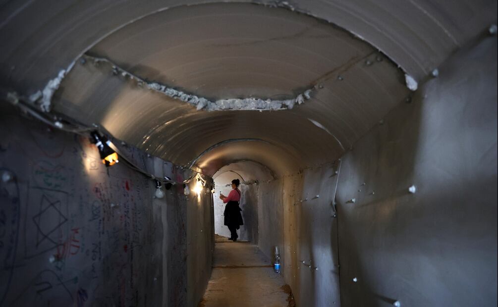 En Tel Aviv, familiares de rehenes de Hamas recrearon un túnel a 100 días de la guerra en Gaza. Foto: EFE