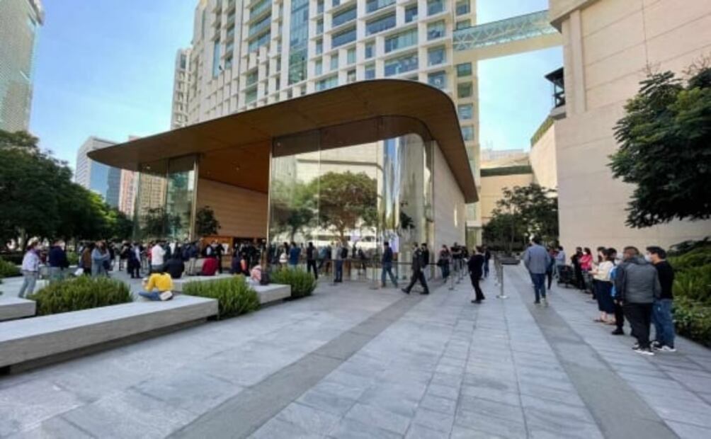 Arturo Delgado, primer mexicano en comprar el iPhone 13