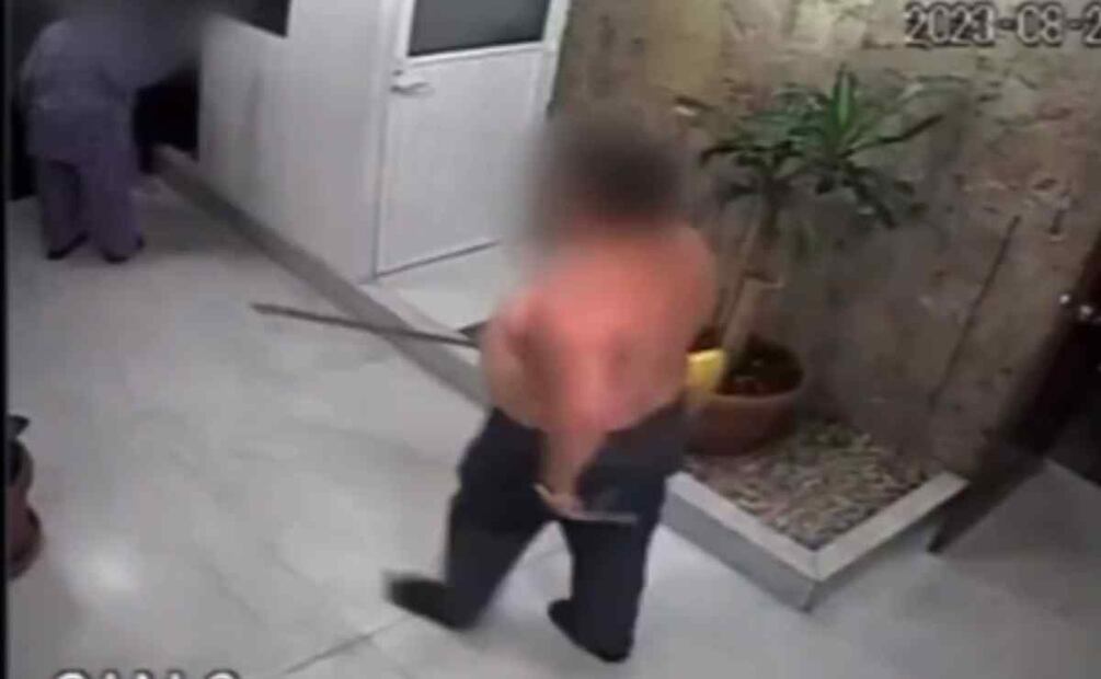 Sujeto toma una escoba para sacar a golpes a la mujer del edificio Foto: Especial