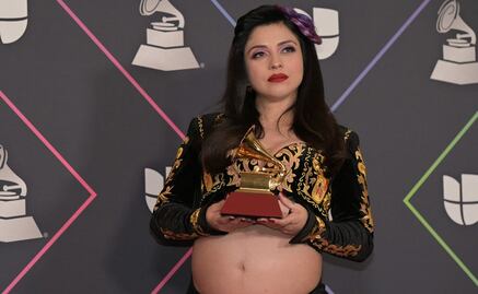 Así se confeccionó el traje de mariachi con bordados de úteros y vulvas de Mon Laferte