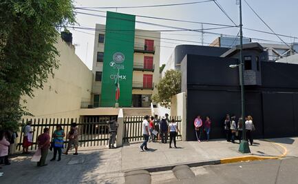 Aprovecha descuido y escapa de juicio por robo; pasa frente a policías, los saluda y huye