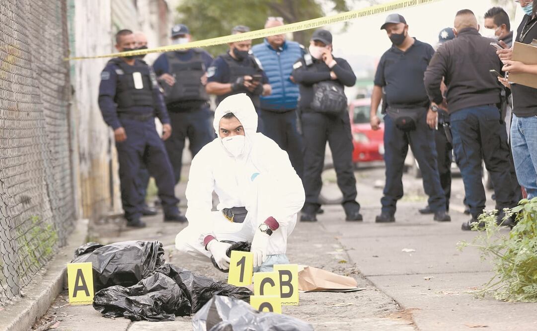 Vecinos del penal de Barrientos dieron aviso de bolsas ne-gras tiradas en la calle. Foto: Valente Rosas. El Universal