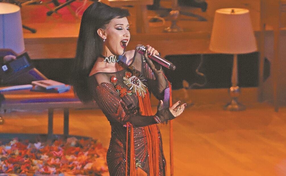 El recital en la Nezahualcóyotl culminó con “Bésame mucho”. (Berenice Fregoso. El Universal.)