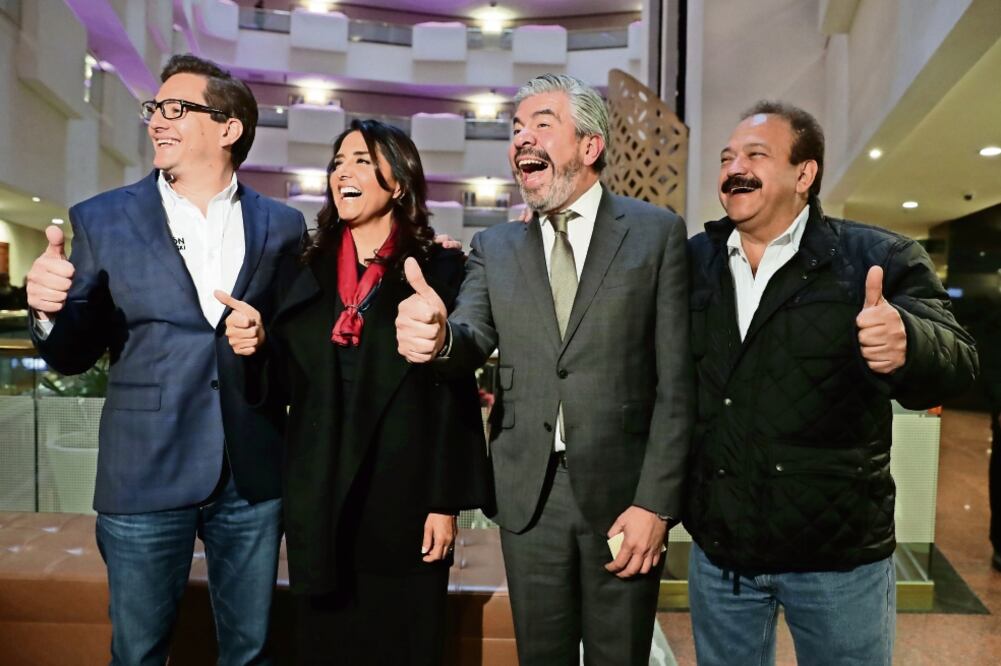 Hace seis años Alejandra Barrales vivió un momento diferente; ayer resultó ganadora de la encuesta y fue arropada por los perredistas (JUAN BOITES. EL UNIVERSAL)