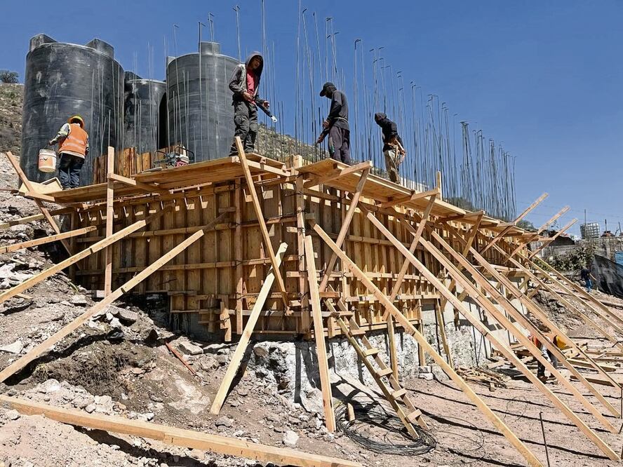 Personal de ODAPAS y de la CAEM construyeron un muro de contención para colocar los ocho tanques verticales que en las próximas semanas entrarán en funcionamiento y dotarán de agua a los habitantes de Chimalhuacán. Foto: de Emilio Fernández. El Universal