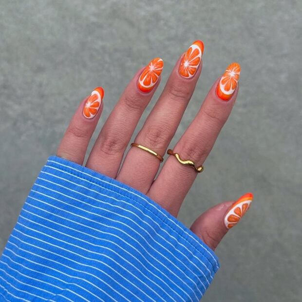 El naranja es un tono luminoso y alegre. Foto: Especial. Instagram @naileditbeauty