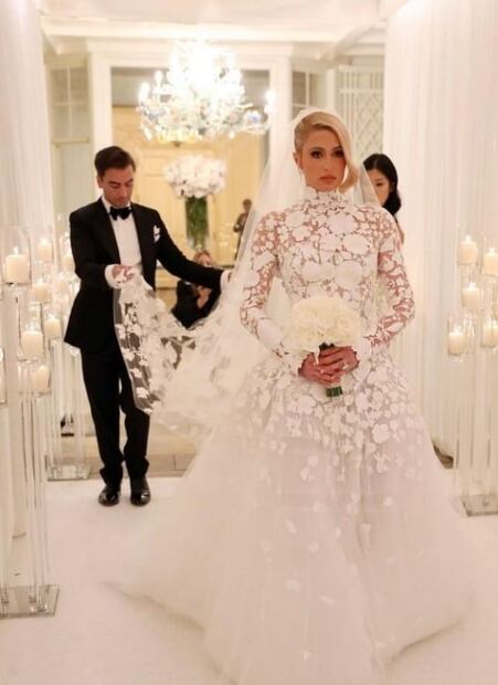 Paris Hilton recurre a la gestación subrogada y presenta a su bebé