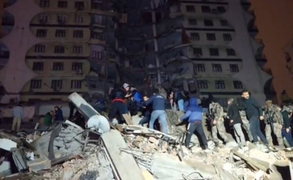 Reportan potente terremoto de 7.8 grados en Turquía
