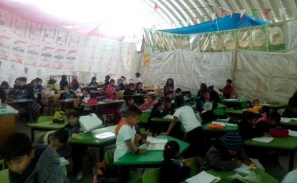 Más de 500 niños toman clases en patio de escuela en Edomex por sismo