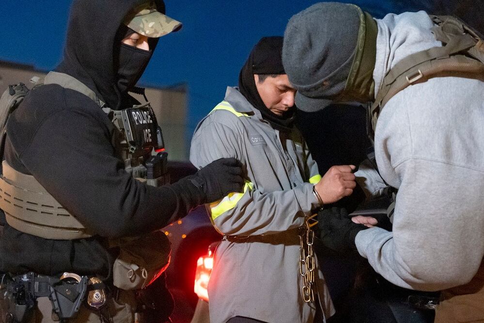 Agentes del Servicio de Control de Inmigración y Aduanas (ICE, por sus siglas en inglés) utilizan una cadena para retener a una persona, el lunes 27 de enero de 2025, en Silver Spring, Maryland. FOTO: AP/ARCHIVO