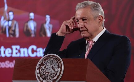 “Me camuqué”: AMLO confunde a John Ackerman con Leo Zuckerman