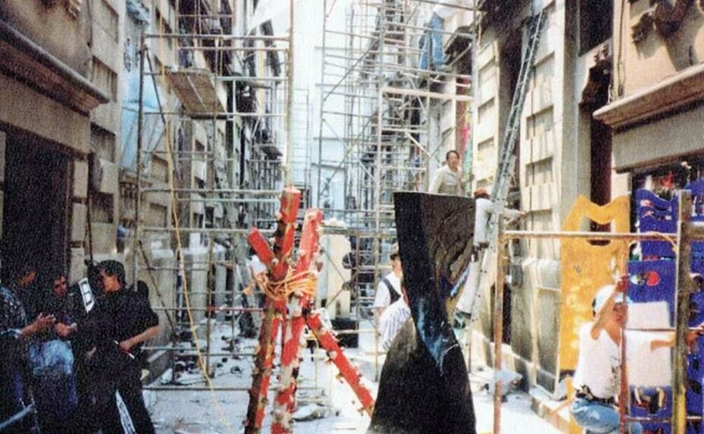 Preparación de las obras para la “Toma del Balmori”. La meta del contingente liderado por Aldo Flores era rescatar el Edificio Balmori y establecer el 23 de marzo como Día Mundial del Artista. Foto: Cortesía Aldo Flores.