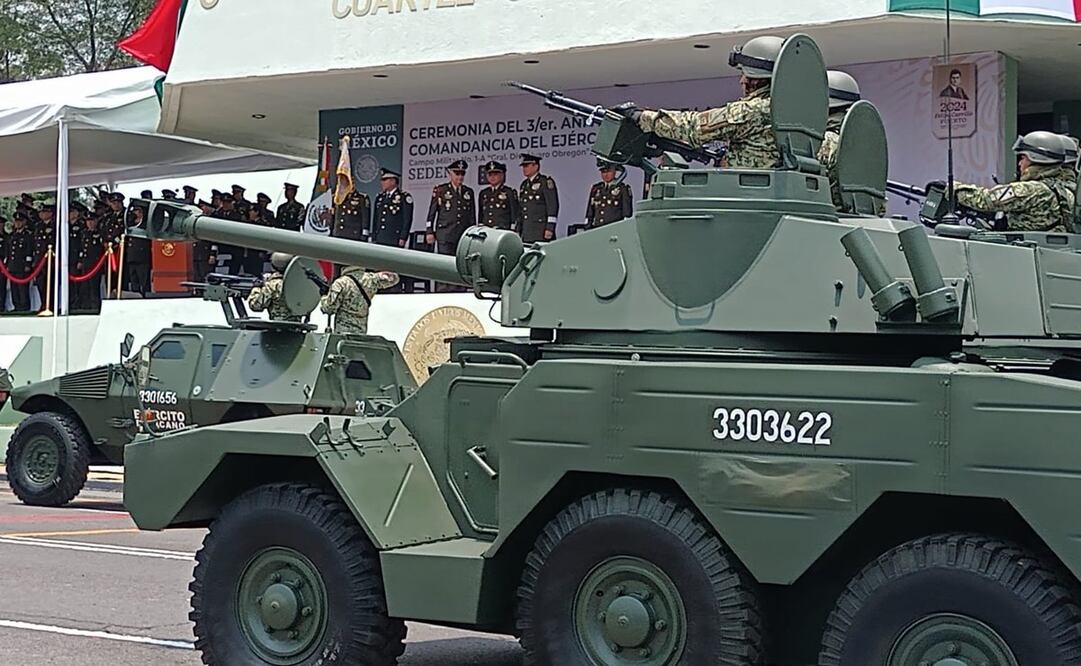 El general Luis Cresencio Sandoval entregó reconocimientos al titular de la Comandancia del Ejército, Celestino Ávila Astudillo y a personal destacado de este organismo. Foto: Especial