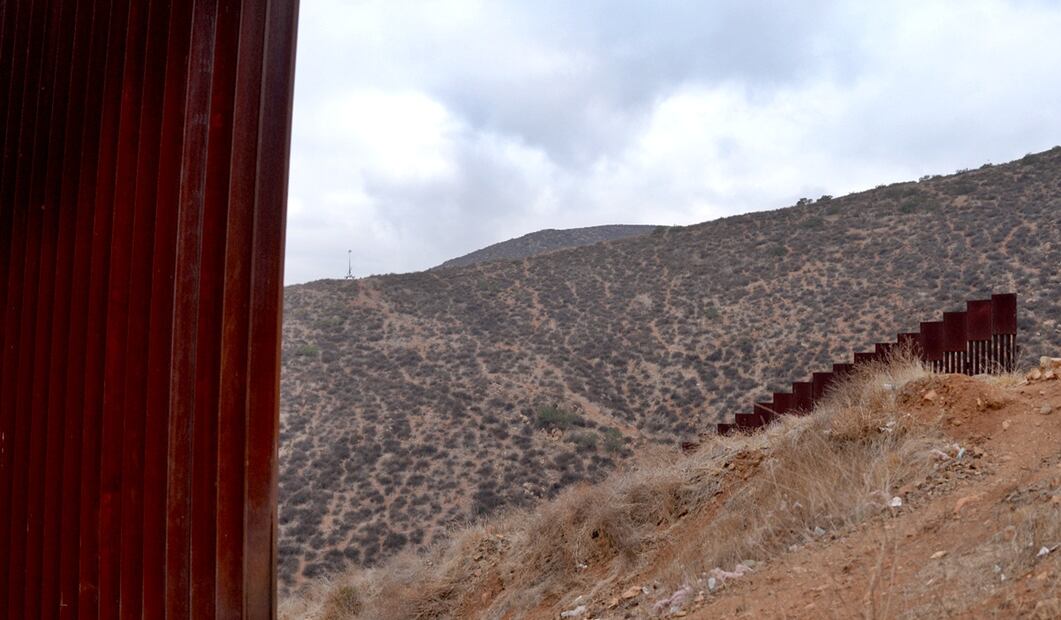 Nido de las Águilas, un tramo de unos 500 metros sin muro y uno de los preferidos de los coyotes o traficantes de personas en décadas. Foto: EFE