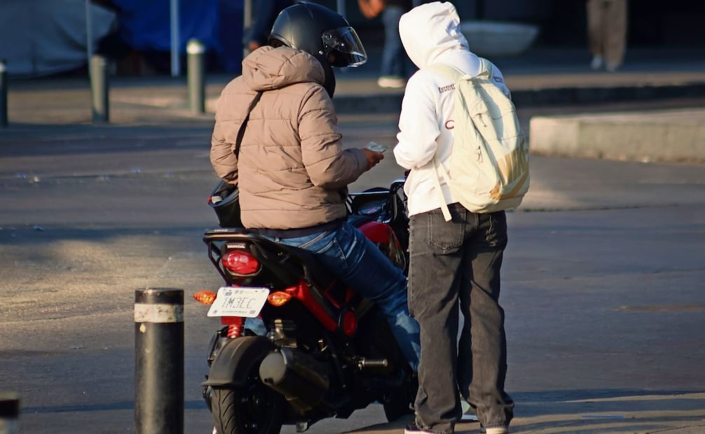 En la Zona Metropolitana del Valle de México es común el servicio de taxi en motocicleta por aplicación, pese a que está prohibido en la Ciudad de México y falta su regulación en el Estado de México. Foto: Luis Camacho / EL UNIVERSAL