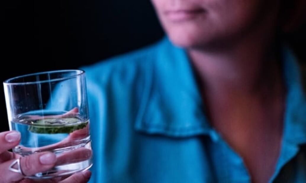 ¿Agua, café, leche o suero? Qué es mejor tomar para la resaca