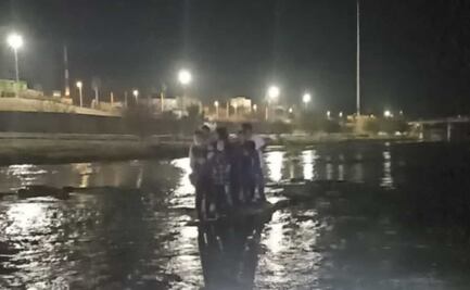 Rescatan a 10 migrantes varados a mitad del Río Bravo en Coahuila 