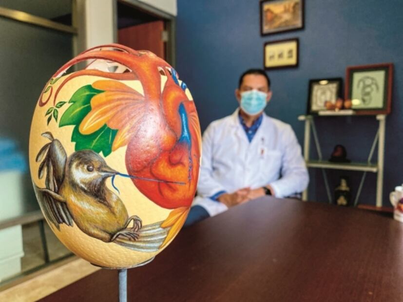 Homenaje a médicos en huevos de avestruz