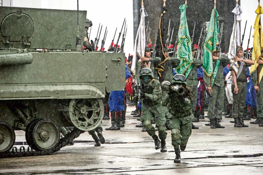 Tropas venezolanas participaron ayer en un despliegue militar para conmemorar el 196 aniversario de la Batalla de Carabobo y el Día del Ejército Bolivariano, en Caracas. El país sudamericano es uno de los compradores de armas de España (CRISTIAN HERNÁNDE)