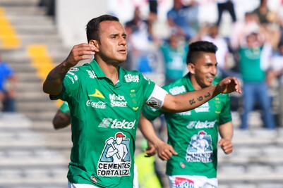 Gokú felicita a jugador del León 