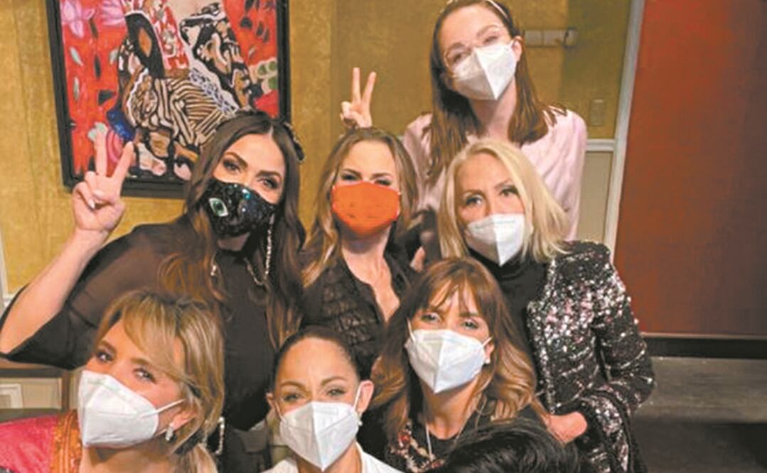 Bozzo y Lolita posaron con las demás madrinas y elenco de la puesta en escena. Foto: Twitter