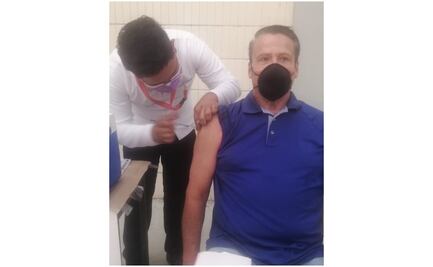 Alfredo Adame se aplica vacuna contra el Covid-19 y no se ha sentido mal