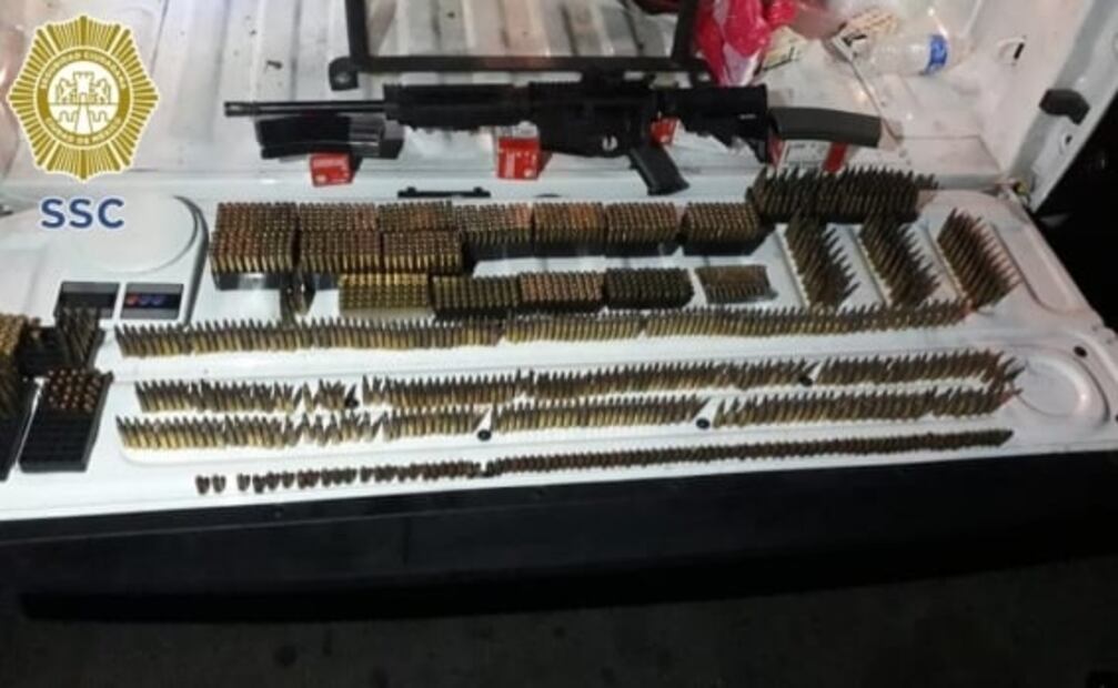 Detienen a hombre con arma larga, más de mil cartuchos y presunta droga en Iztapalapa
