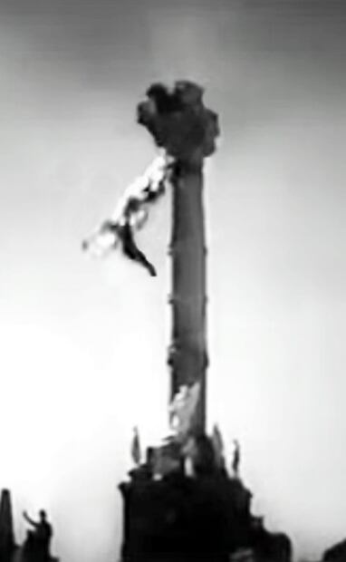 Momento en la cinta “Cuando la Tierra Tembló” cuando cae toda la estructura del Ángel de la Independencia; años después, se haría realidad tal suceso, con el temblor de 1957. Foto: Captura de pantalla/Estudios Azteca/ESPECIAL.