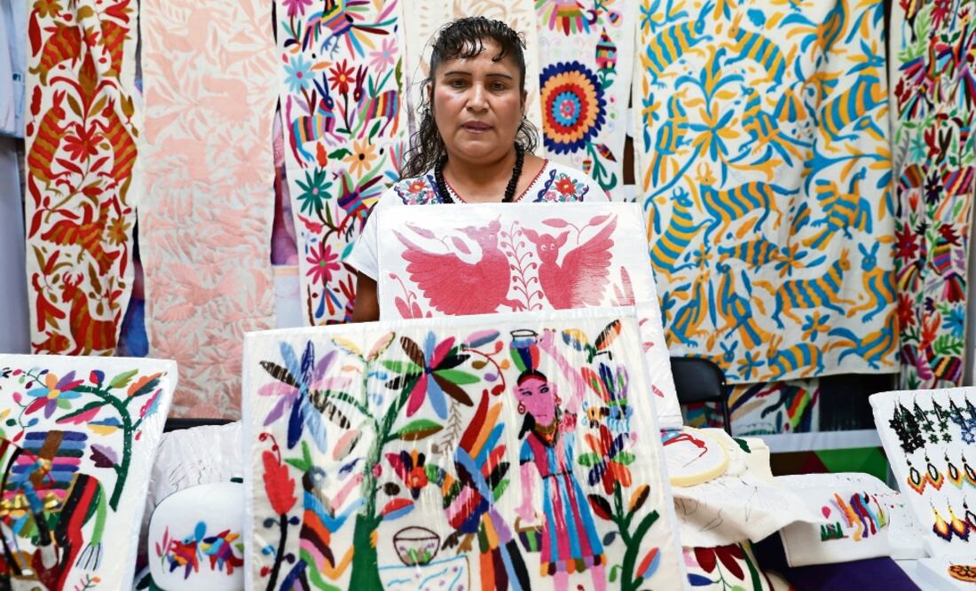 Para bordar un camino de mesa de 2 metros por 40 centímetros, las artesanas invierten hasta 8 meses y reciben 250 pesos por la pieza. La falta de denominación de origen ha permitido que sus modelos sean copiados por diversas firmas. (artesanas DINORATH M)