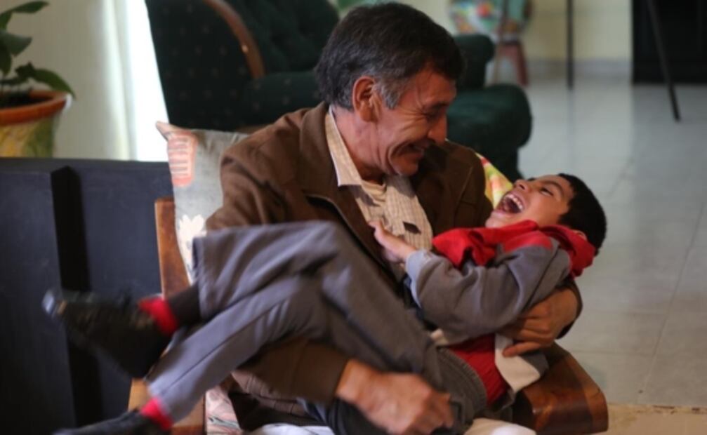 Evan vive con parálisis cerebral, no habla, pero su abuelito escribió un libro de sus charlas imaginarias que vende para costear terapia