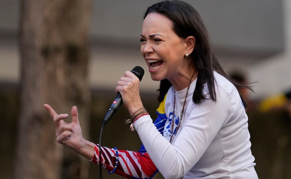 La líder de la oposición, María Corina Machado le habla a sus partidarios durante una protesta contra el presidente venezolano, Nicolás Maduro, el día antes de su toma de posesión para un tercer mandato en Caracas, Venezuela, el jueves 9 de enero de 2025. Foto: AP