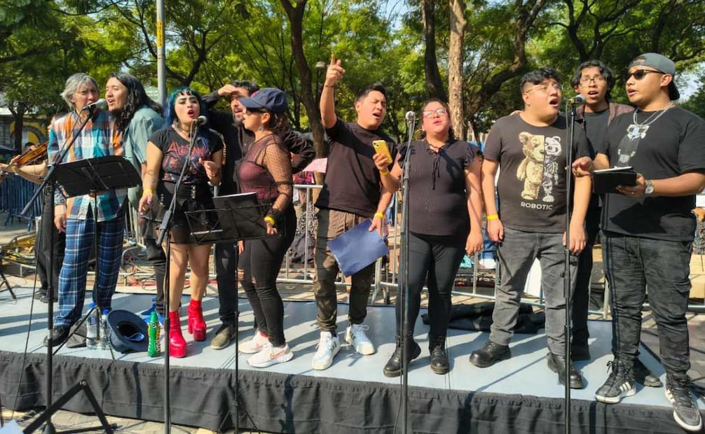 Este festival reunió a artistas de diversas edades y estilos, quienes interpretaron canciones emblemáticas del rock nacional e internacional de forma voluntaria y gratuita.
Foto: Especial.