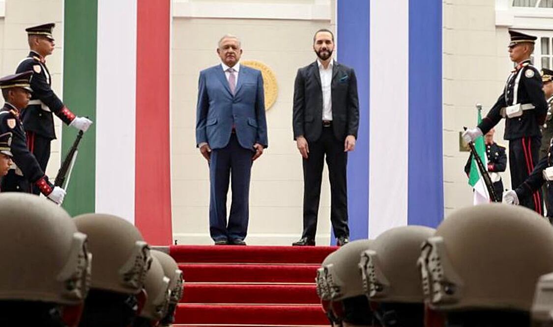 En su primera visita oficial a El Salvador, el presidente Andrés Manuel López Obrador fue recibido con honores -en la Casa Presidencial- por su homólogo Nayib Bukele. Foto: especial