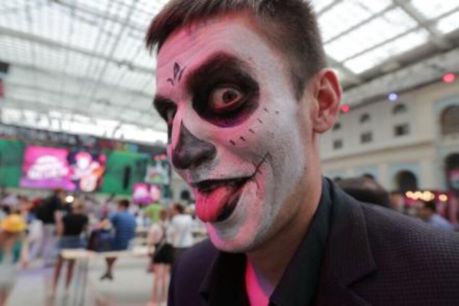 Comunistas rusos frenan desfile de Día de Muertos en la Plaza Roja de Moscú