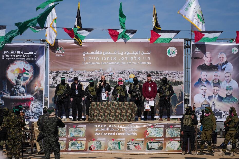 Tres rehenes retenidos en Gaza son escoltados por combatientes de Hamas y la Yihad Islámica mientras son entregados a la Cruz Roja en Khan Younis, Franja de Gaza. Foto: AP