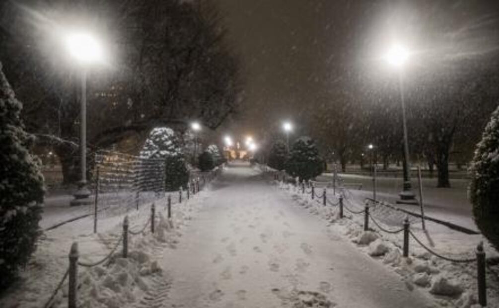 Tormenta invernal en noreste de EU afecta electricidad y transporte