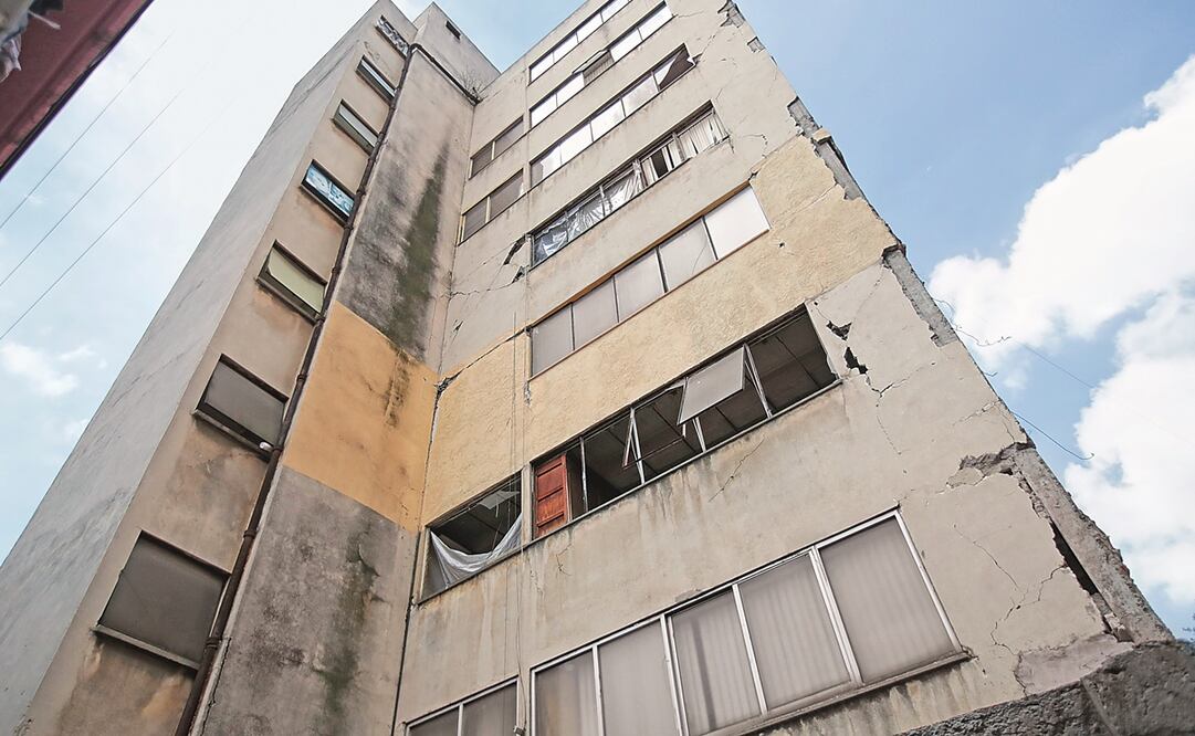 Los daños estructurales en el edificio de atrás puede provocar la caída de una barda en el de Doctor Navarro 182.
