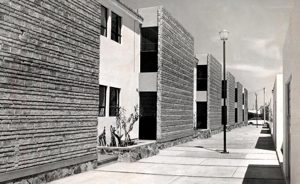 Día a día caminamos entre hogares que en su momento representaron avances tecnológicos. Por ejemplo, estas casas de la Unidad Habitacional Guadalajara incorporaron fachaleta en los muros del lado del paso peatonal, lo que economizaba y proveía un material más resistente donde más se necesitaba. Foto: Archivo EL UNIVERSAL.
