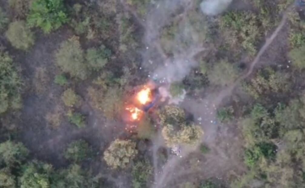Dron capta momento del ataque con explosivos en Tepalcatepec, Michoacán